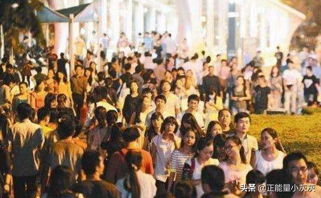 把脚放在肩膀上快速撞（把脚放在肩膀上快速撞到墙上）