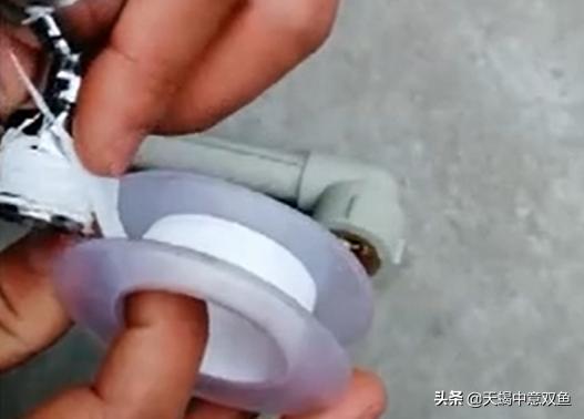 用自动胶带缠绕机把自己缠绕起来